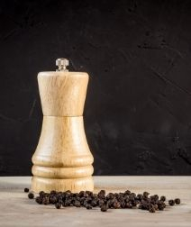 Druskos ir pipirų malūnas ant stalo