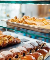 Karštas vitrinas ant stalo